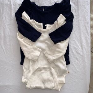 Organic cotton Baby GAP girl ruffles bodysuit onesie in cream and dark blue
